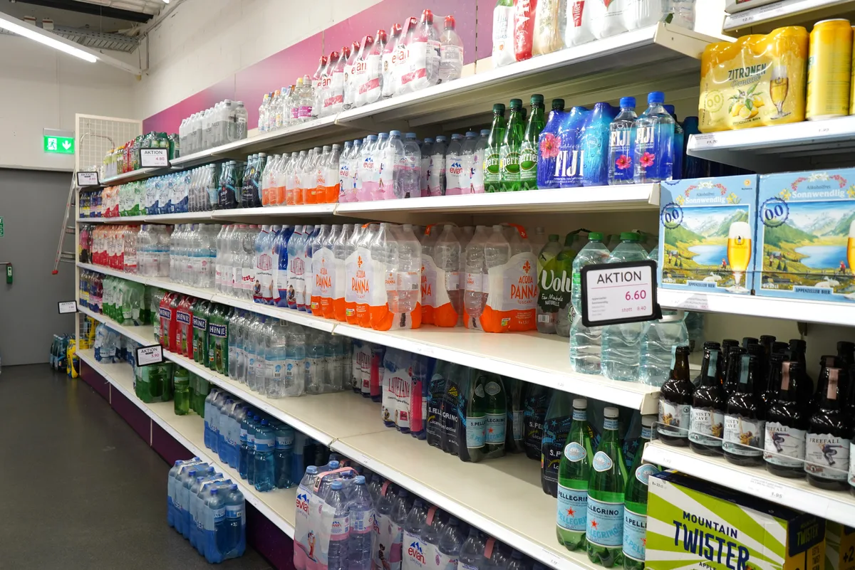 Die Menschen kauften viel Wasser bei Getränkehändlern.